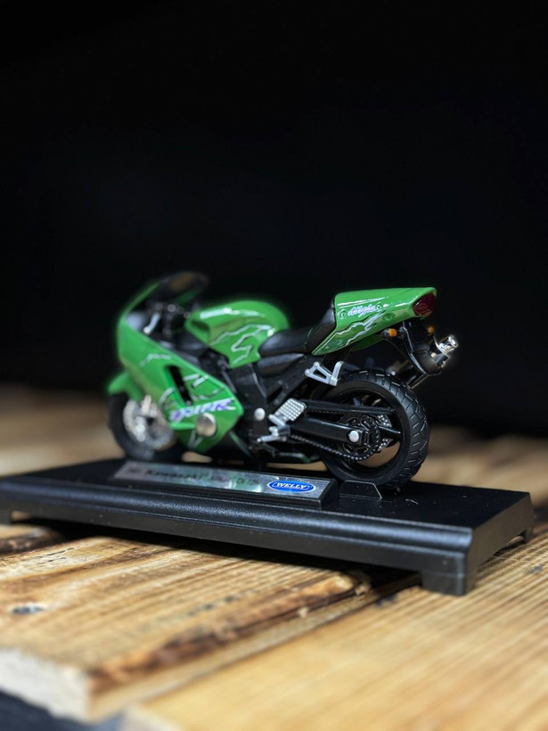 فیگور موتور Kawasaki Ninja ZX-12R 2001از برند WELLY