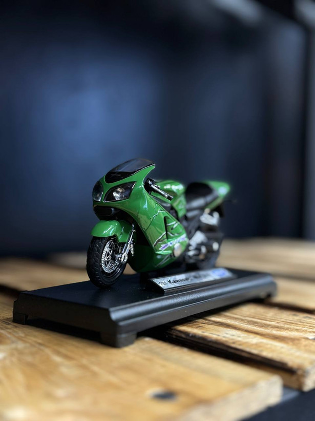 فیگور موتور Kawasaki Ninja ZX-12R 2001از برند WELLY