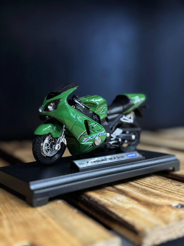فیگور موتور Kawasaki Ninja ZX-12R 2001از برند WELLY