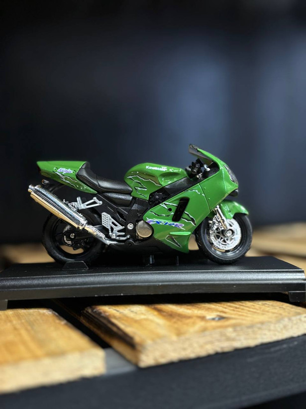 فیگور موتور Kawasaki Ninja ZX-12R 2001از برند WELLY