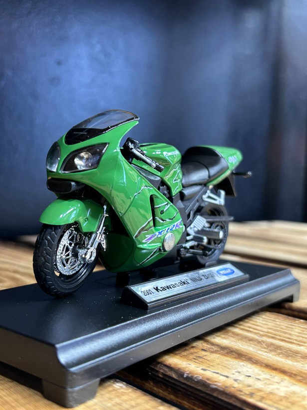 فیگور موتور Kawasaki Ninja ZX-12R 2001از برند WELLY
